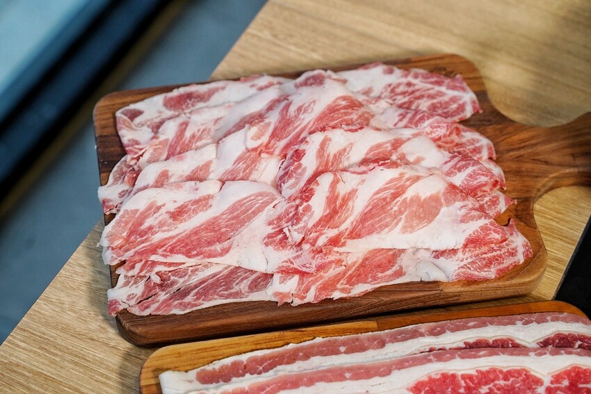 彷彿置身在叢林裡的餐廳！「House V 好室鍋物新竹動物園店」主打精緻個人鍋物、多款特色湯頭選擇，還有多種雙人海陸套餐可以選擇，絕對是你聚餐的好選擇！ - 阿華田的美食日記