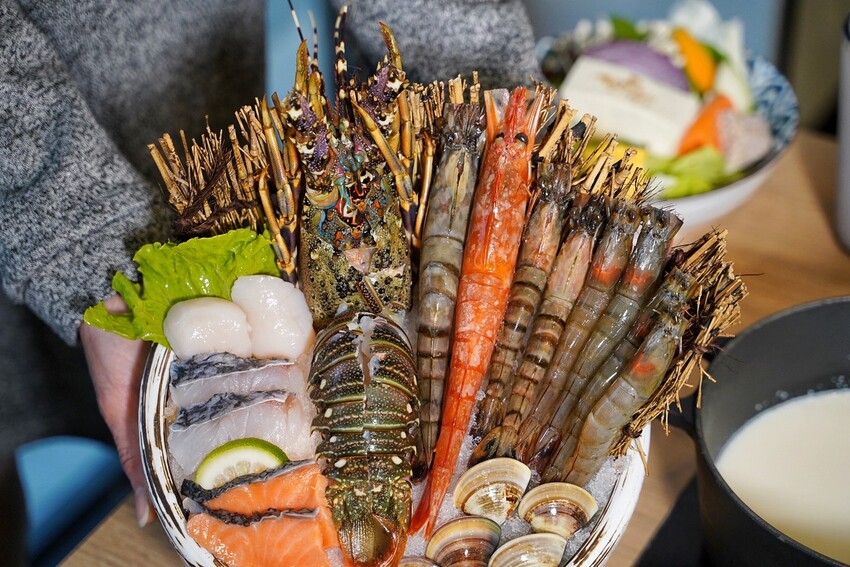 彷彿置身在叢林裡的餐廳！「House V 好室鍋物新竹動物園店」主打精緻個人鍋物、多款特色湯頭選擇，還有多種雙人海陸套餐可以選擇，絕對是你聚餐的好選擇！ - 阿華田的美食日記