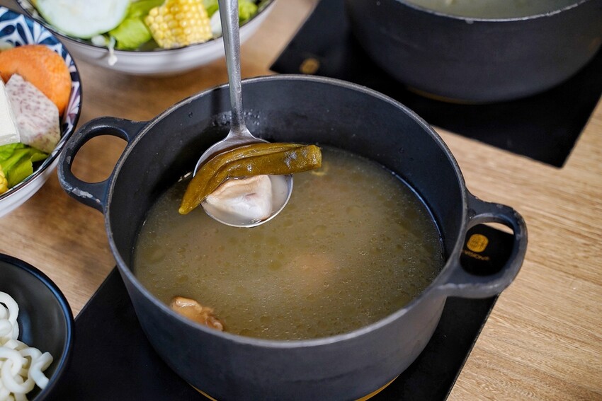 彷彿置身在叢林裡的餐廳！「House V 好室鍋物新竹動物園店」主打精緻個人鍋物、多款特色湯頭選擇，還有多種雙人海陸套餐可以選擇，絕對是你聚餐的好選擇！ - 阿華田的美食日記