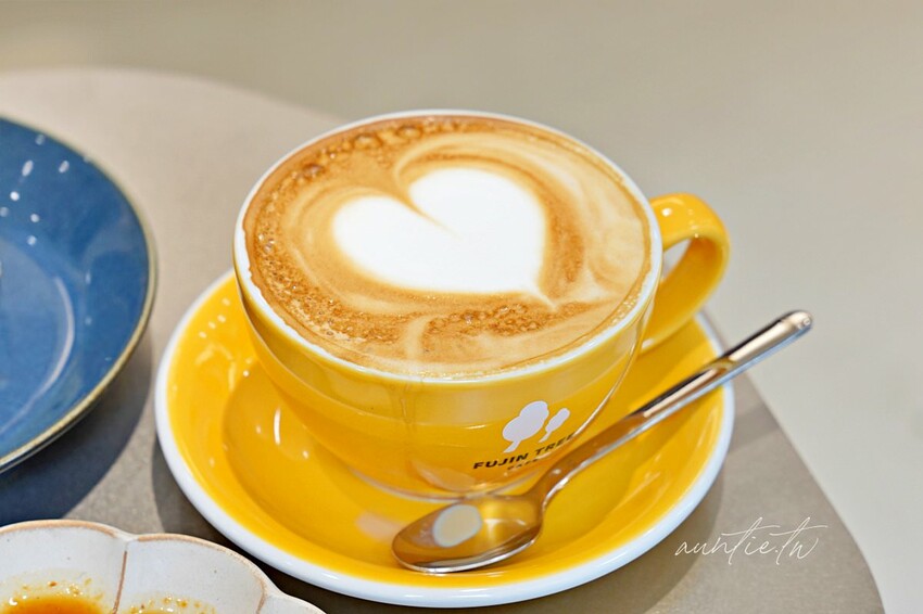 【台北】中山站｜富錦樹咖啡 FUJIN TREE CAFE，小麻雀欄杆，以為置身日本街頭咖啡廳