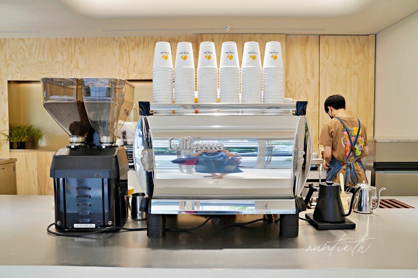 【台北】中山站｜富錦樹咖啡 FUJIN TREE CAFE，小麻雀欄杆，以為置身日本街頭咖啡廳