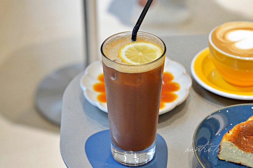 【台北】中山站｜富錦樹咖啡 FUJIN TREE CAFE，小麻雀欄杆，以為置身日本街頭咖啡廳