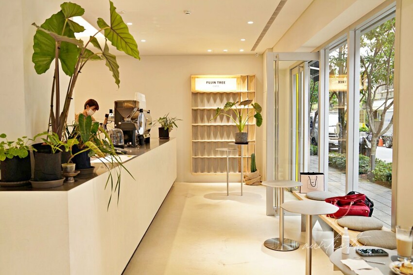 【台北】中山站｜富錦樹咖啡 FUJIN TREE CAFE，小麻雀欄杆，以為置身日本街頭咖啡廳