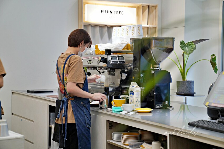 【台北】中山站｜富錦樹咖啡 FUJIN TREE CAFE，小麻雀欄杆，以為置身日本街頭咖啡廳