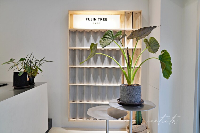 【台北】中山站｜富錦樹咖啡 FUJIN TREE CAFE，小麻雀欄杆，以為置身日本街頭咖啡廳