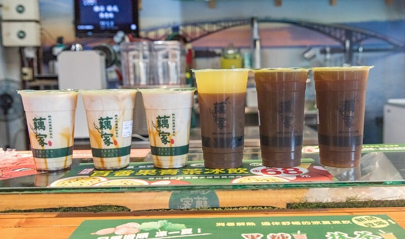 【搭著輕軌吃高雄-鹽埕手搖飲】藕家蓮藕粉珍珠奶茶.鹽埕奶茶一條街新生力.全台唯一白河藕茶珍奶