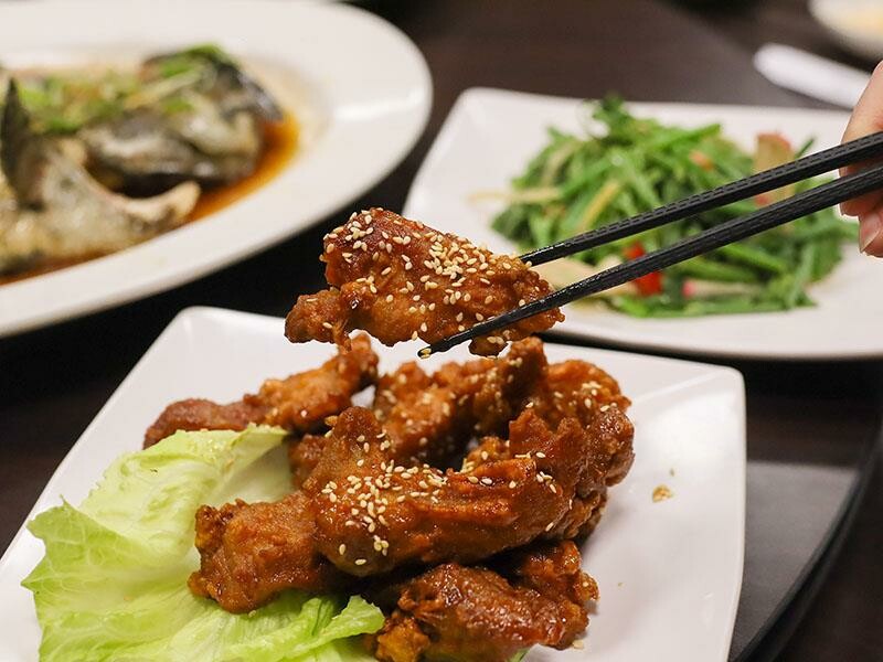 2025新竹母親節餐廳!青草湖101高山頂美食美景全包,荔枝牛奶雞必吃。