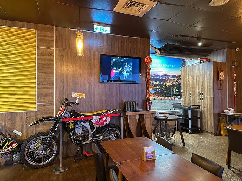 2025新竹母親節餐廳!青草湖101高山頂美食美景全包,荔枝牛奶雞必吃。