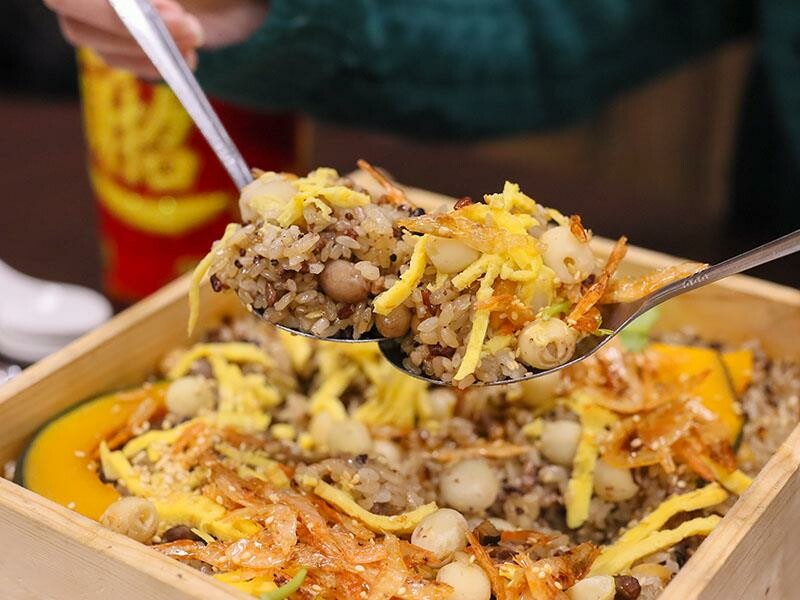 2025新竹母親節餐廳!青草湖101高山頂美食美景全包,荔枝牛奶雞必吃。