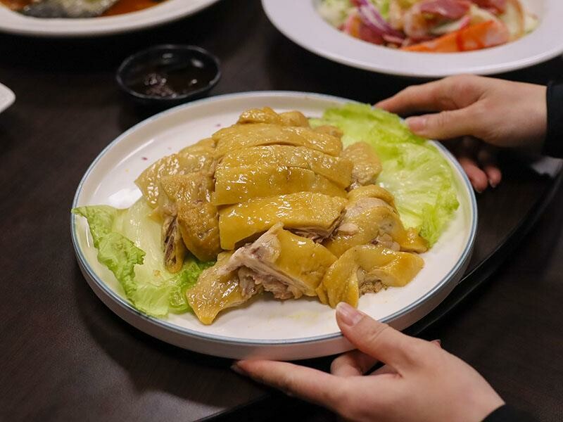 2025新竹母親節餐廳!青草湖101高山頂美食美景全包,荔枝牛奶雞必吃。