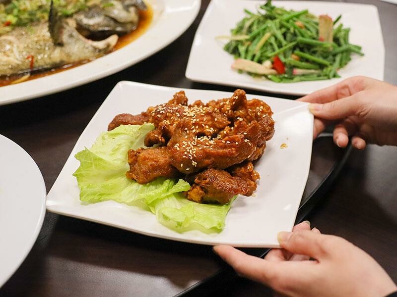 2025新竹母親節餐廳!青草湖101高山頂美食美景全包,荔枝牛奶雞必吃。