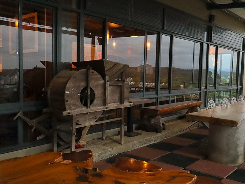 2025新竹母親節餐廳!青草湖101高山頂美食美景全包,荔枝牛奶雞必吃。