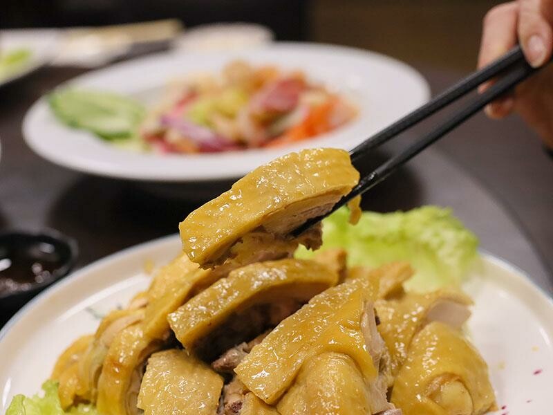 2025新竹母親節餐廳!青草湖101高山頂美食美景全包,荔枝牛奶雞必吃。