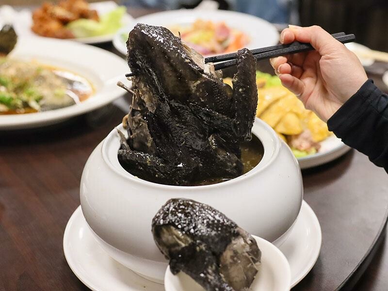 2025新竹母親節餐廳!青草湖101高山頂美食美景全包,荔枝牛奶雞必吃。