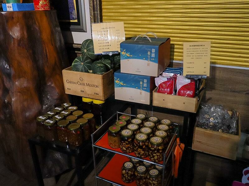 2025新竹母親節餐廳!青草湖101高山頂美食美景全包,荔枝牛奶雞必吃。