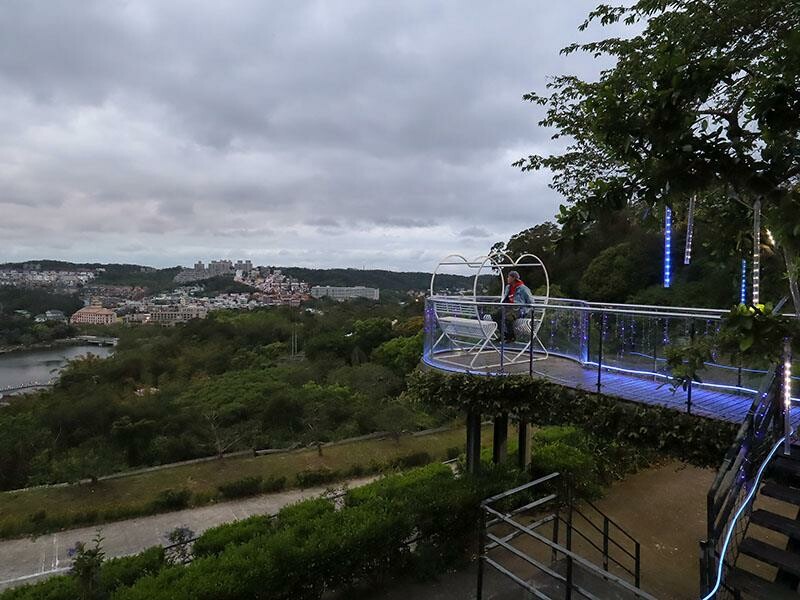 2025新竹母親節餐廳!青草湖101高山頂美食美景全包,荔枝牛奶雞必吃。