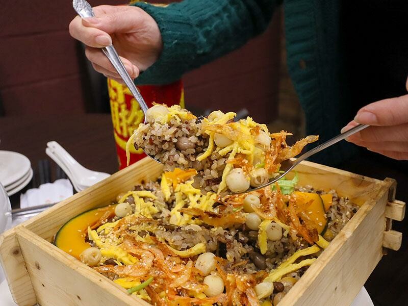 2025新竹母親節餐廳!青草湖101高山頂美食美景全包,荔枝牛奶雞必吃。