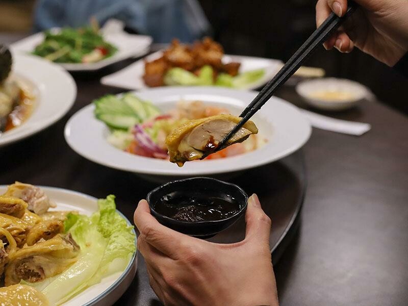 2025新竹母親節餐廳!青草湖101高山頂美食美景全包,荔枝牛奶雞必吃。