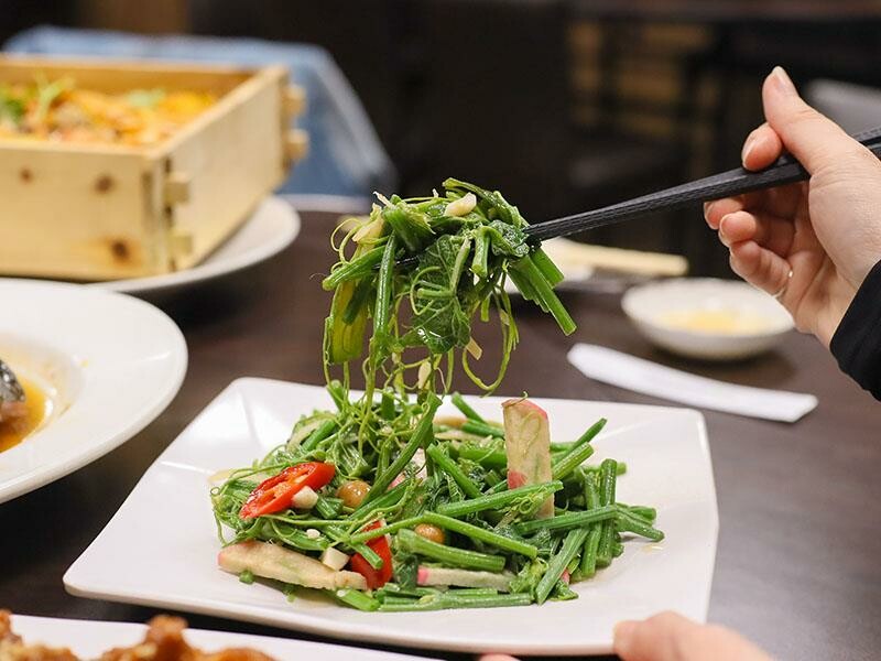 2025新竹母親節餐廳!青草湖101高山頂美食美景全包,荔枝牛奶雞必吃。