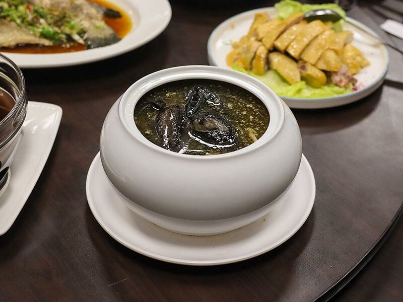 2025新竹母親節餐廳!青草湖101高山頂美食美景全包,荔枝牛奶雞必吃。