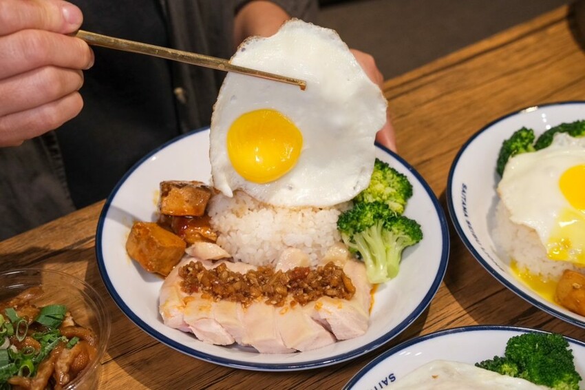 叁記傳食| 開賣即秒殺~被刈包耽誤的道地椒麻雞飯,經典台式尬新潮創意新滋味! - 肉依小姐吃什麼