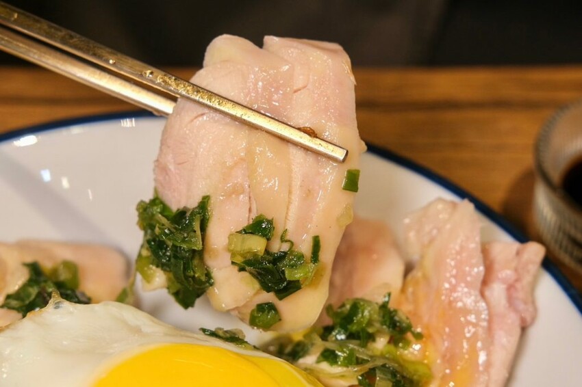 叁記傳食| 開賣即秒殺~被刈包耽誤的道地椒麻雞飯,經典台式尬新潮創意新滋味! - 肉依小姐吃什麼