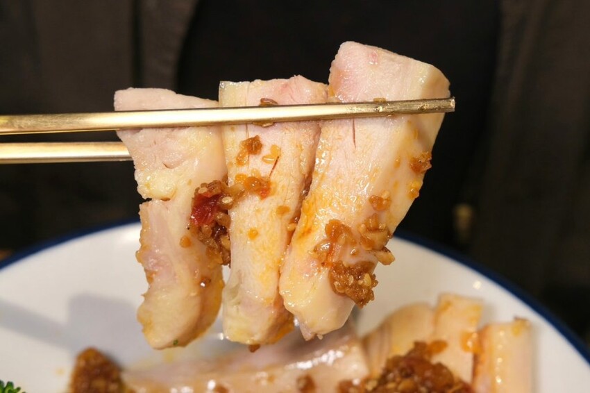 叁記傳食| 開賣即秒殺~被刈包耽誤的道地椒麻雞飯,經典台式尬新潮創意新滋味! - 肉依小姐吃什麼