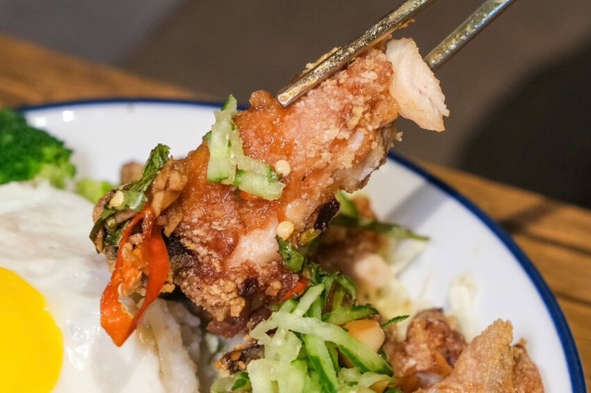 叁記傳食| 開賣即秒殺~被刈包耽誤的道地椒麻雞飯,經典台式尬新潮創意新滋味! - 肉依小姐吃什麼