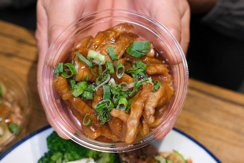 叁記傳食| 開賣即秒殺~被刈包耽誤的道地椒麻雞飯,經典台式尬新潮創意新滋味! - 肉依小姐吃什麼