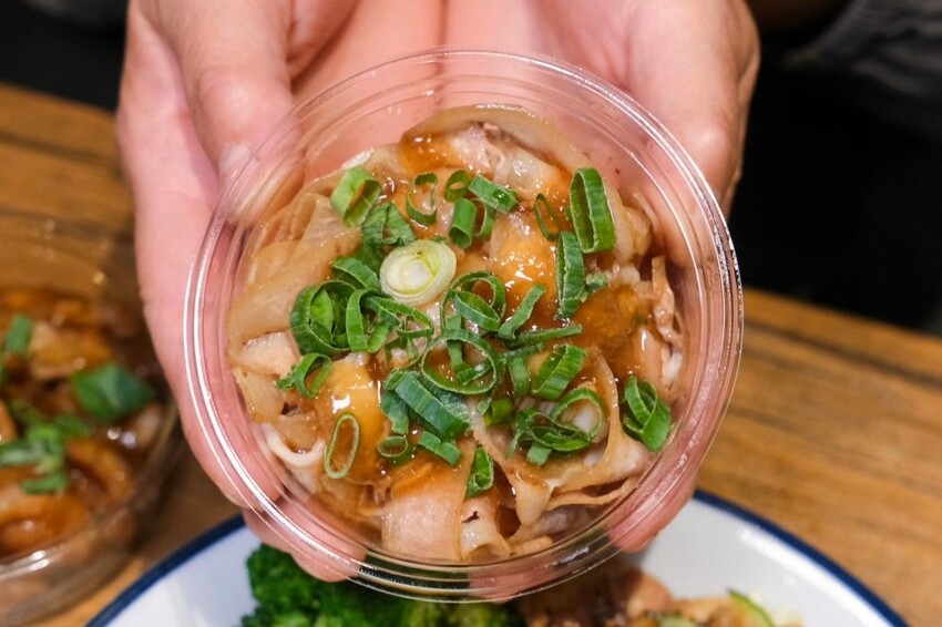 叁記傳食| 開賣即秒殺~被刈包耽誤的道地椒麻雞飯,經典台式尬新潮創意新滋味! - 肉依小姐吃什麼