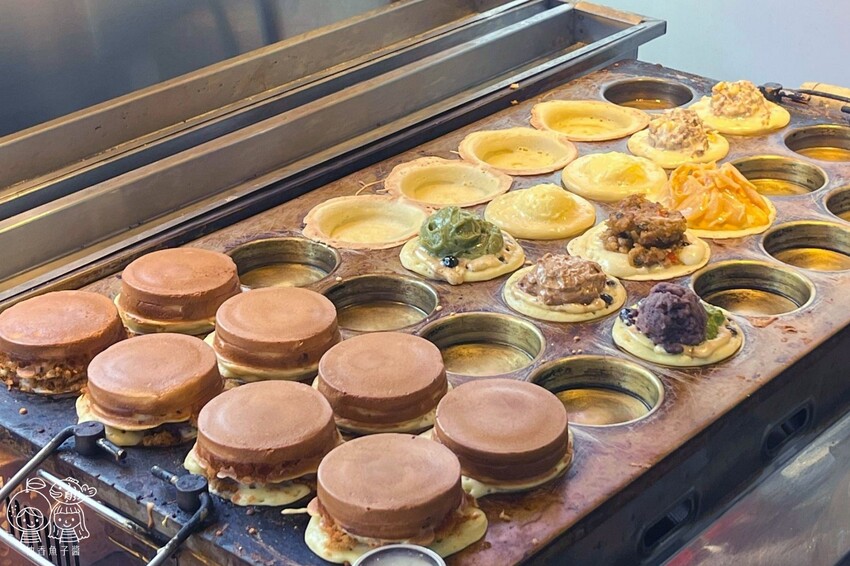 將近50種豐富口味的人氣車輪餅，必吃中秋超應景爆漿流沙口味，就連四季春與珍奶也都變成車輪餅啦！