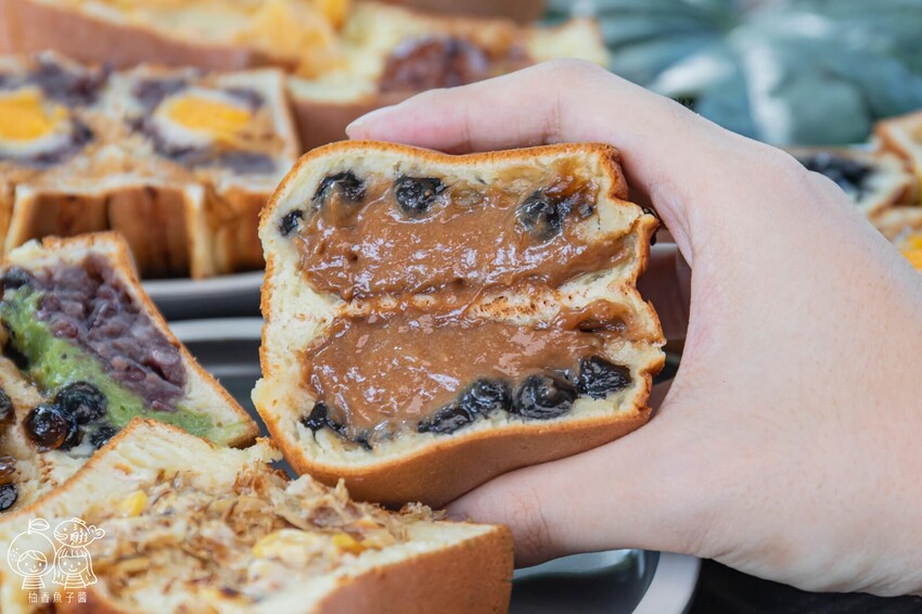 將近50種豐富口味的人氣車輪餅，必吃中秋超應景爆漿流沙口味，就連四季春與珍奶也都變成車輪餅啦！