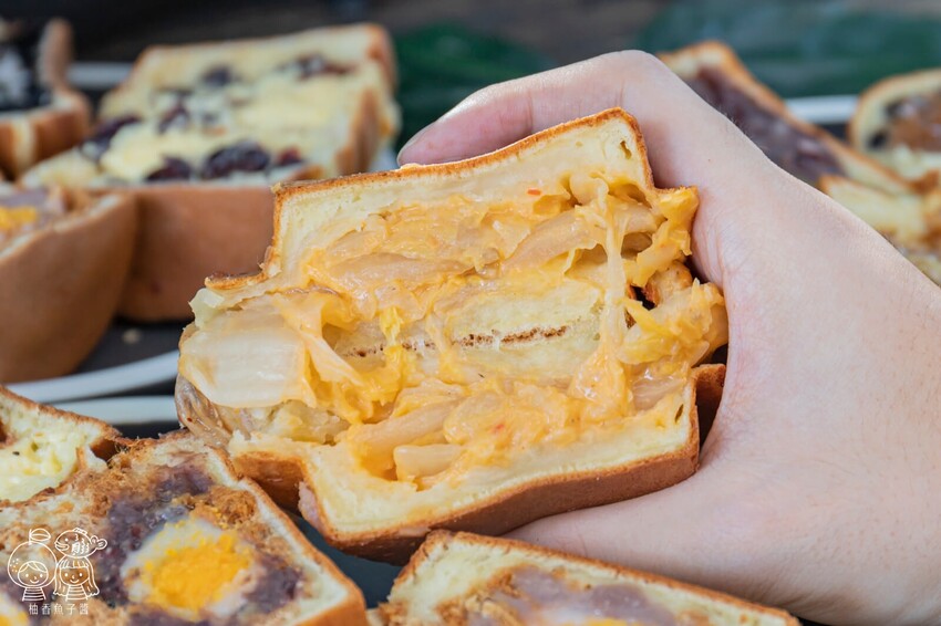 將近50種豐富口味的人氣車輪餅，必吃中秋超應景爆漿流沙口味，就連四季春與珍奶也都變成車輪餅啦！