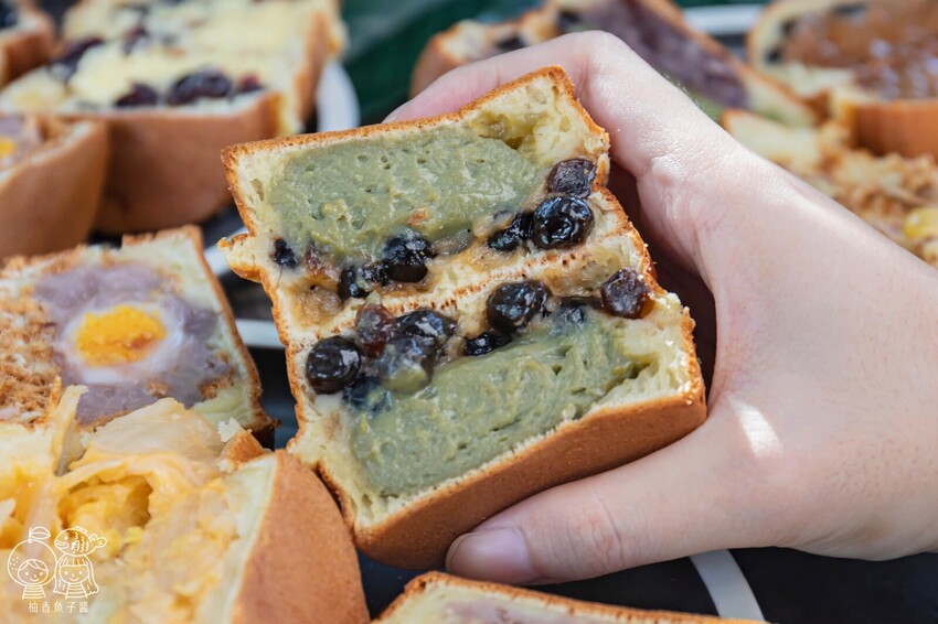 將近50種豐富口味的人氣車輪餅，必吃中秋超應景爆漿流沙口味，就連四季春與珍奶也都變成車輪餅啦！