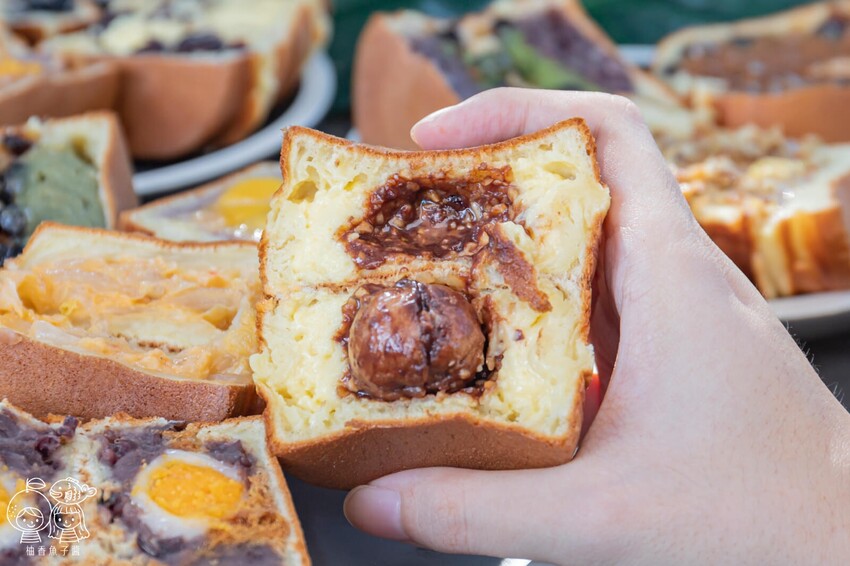 將近50種豐富口味的人氣車輪餅，必吃中秋超應景爆漿流沙口味，就連四季春與珍奶也都變成車輪餅啦！