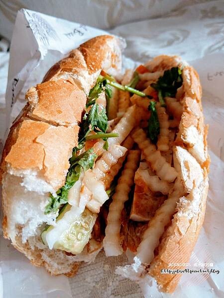 台北木柵-[BÁNH MÌ 越式法國麵包] 興隆路木新路口轉角，越南華僑第二代經營，經典越式麵包與冰牛奶咖啡，美味道地越南風情早午餐