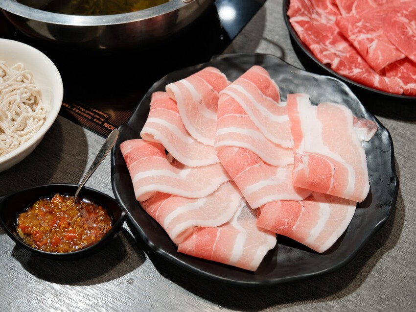 【新店火鍋推薦】汆鍋上選鍋物-七張店～高CP新鮮海陸火鍋套餐、多款特色湯底火鍋～七張捷運站巷內、新店美食推薦～