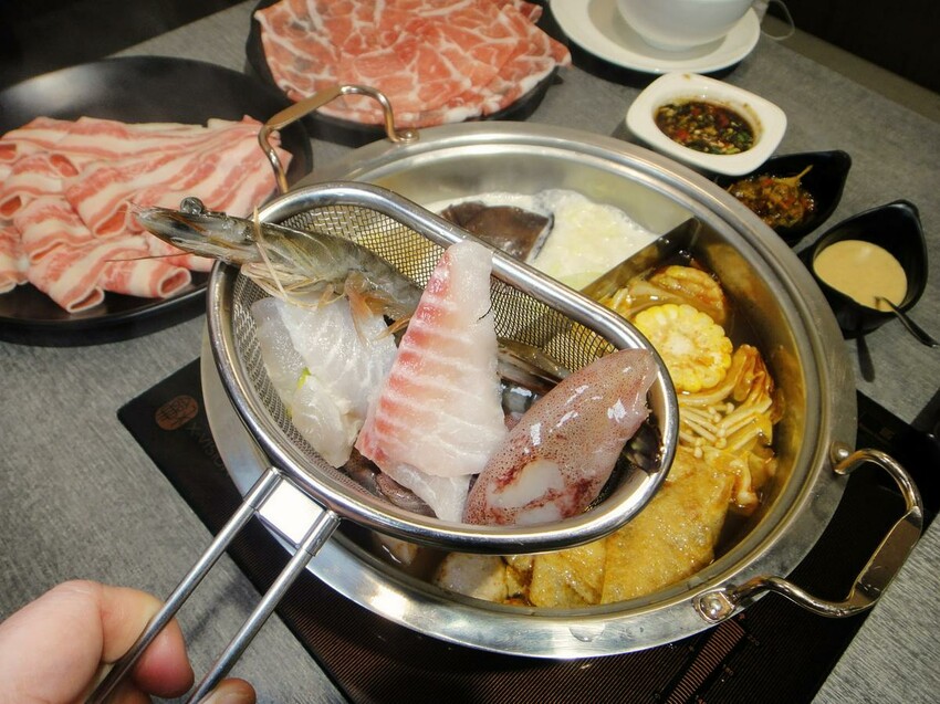 【美食】「汆鍋 上選鍋物 七張店」多款特色湯底火鍋、海陸火鍋套餐,新店火鍋推薦、捷運七張聚餐推薦 附菜單