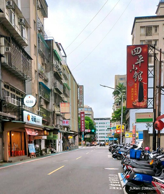 「初麵_松江四平店 」(Shrimp tomato noodle, Braised beef on rice and fried chicken), Taipei, Taiwan, May 23, 2022.