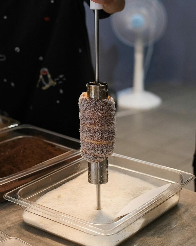 【台中美食】緹捲T-Roll|免出國就能吃到異國街邊小吃 ,來自道地捷克人製作的煙囪捲 ! - 肉依小姐吃什麼