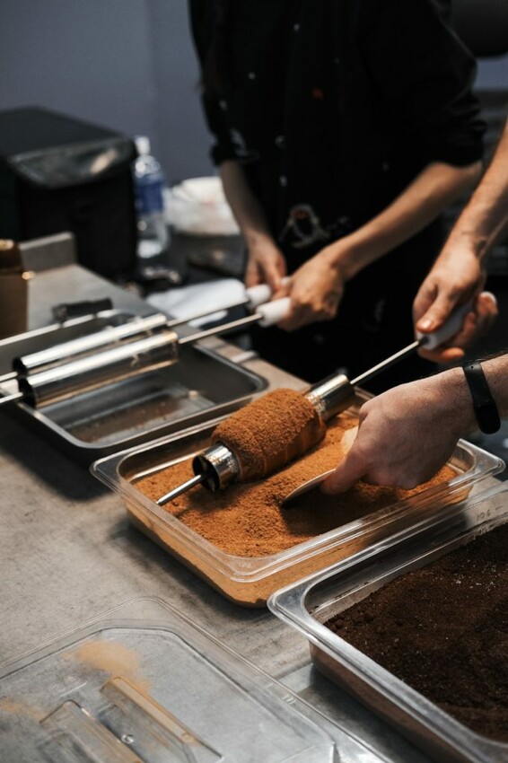 【台中美食】緹捲T-Roll|免出國就能吃到異國街邊小吃 ,來自道地捷克人製作的煙囪捲 ! - 肉依小姐吃什麼