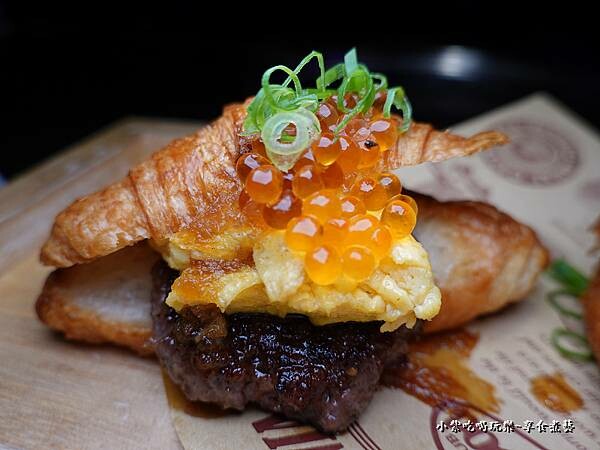 牛肉鮭魚卵可頌-山上走走日式無菜單燒肉 (1).jpg