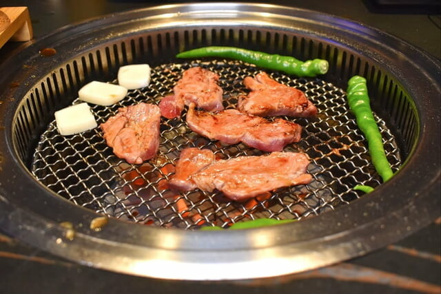 新竹美食|山上走走 日式無菜單燒肉專門店。浪漫夢幻海底世界享受頂級A5和牛/飯後甜品:金箔霜淇淋