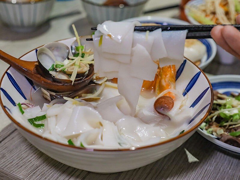 高鐵旁高CP食堂 復古x潮玩系文青客家美食，享用三鮮粄條、曼谷打拋豬和客家麻糬，近新竹高鐵站中午時間一位難求