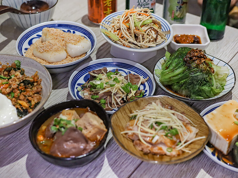 高鐵旁高CP食堂 復古x潮玩系文青客家美食，享用三鮮粄條、曼谷打拋豬和客家麻糬，近新竹高鐵站中午時間一位難求