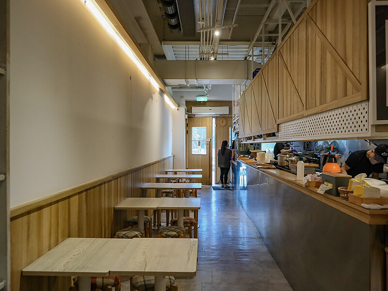 高鐵旁高CP食堂 復古x潮玩系文青客家美食，享用三鮮粄條、曼谷打拋豬和客家麻糬，近新竹高鐵站中午時間一位難求