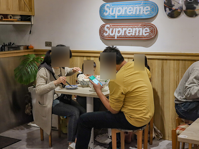 高鐵旁高CP食堂 復古x潮玩系文青客家美食，享用三鮮粄條、曼谷打拋豬和客家麻糬，近新竹高鐵站中午時間一位難求