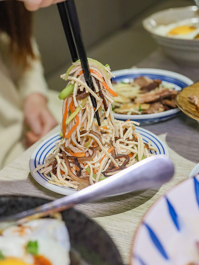 高鐵旁高CP食堂 復古x潮玩系文青客家美食，享用三鮮粄條、曼谷打拋豬和客家麻糬，近新竹高鐵站中午時間一位難求