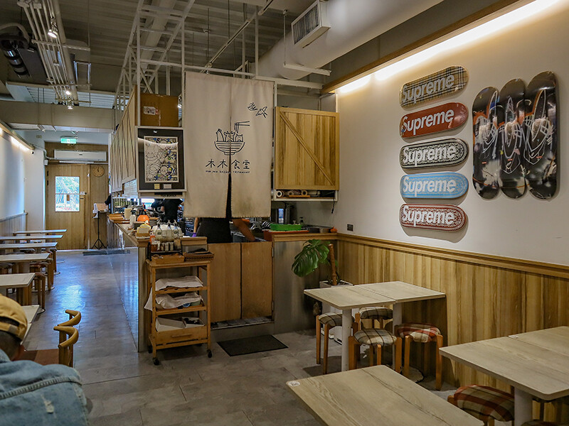 高鐵旁高CP食堂 復古x潮玩系文青客家美食，享用三鮮粄條、曼谷打拋豬和客家麻糬，近新竹高鐵站中午時間一位難求