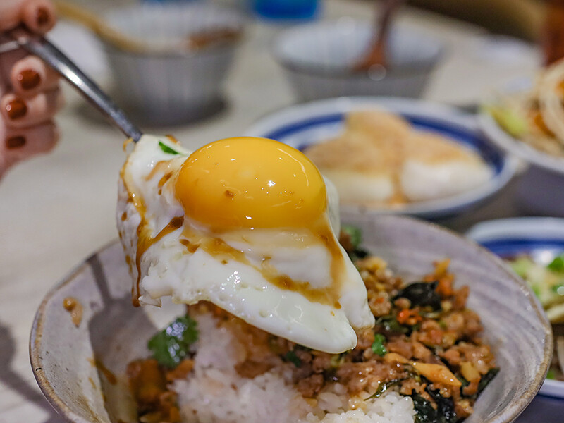 高鐵旁高CP食堂 復古x潮玩系文青客家美食，享用三鮮粄條、曼谷打拋豬和客家麻糬，近新竹高鐵站中午時間一位難求